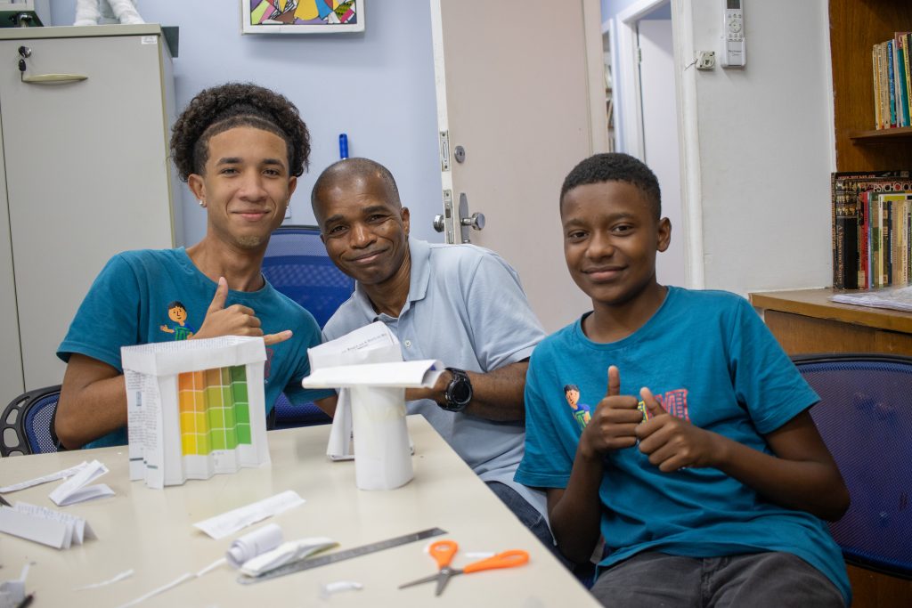 Criatividade e Engenharia com Papel: Jovens Aprendizes Criam Suportes para Celular