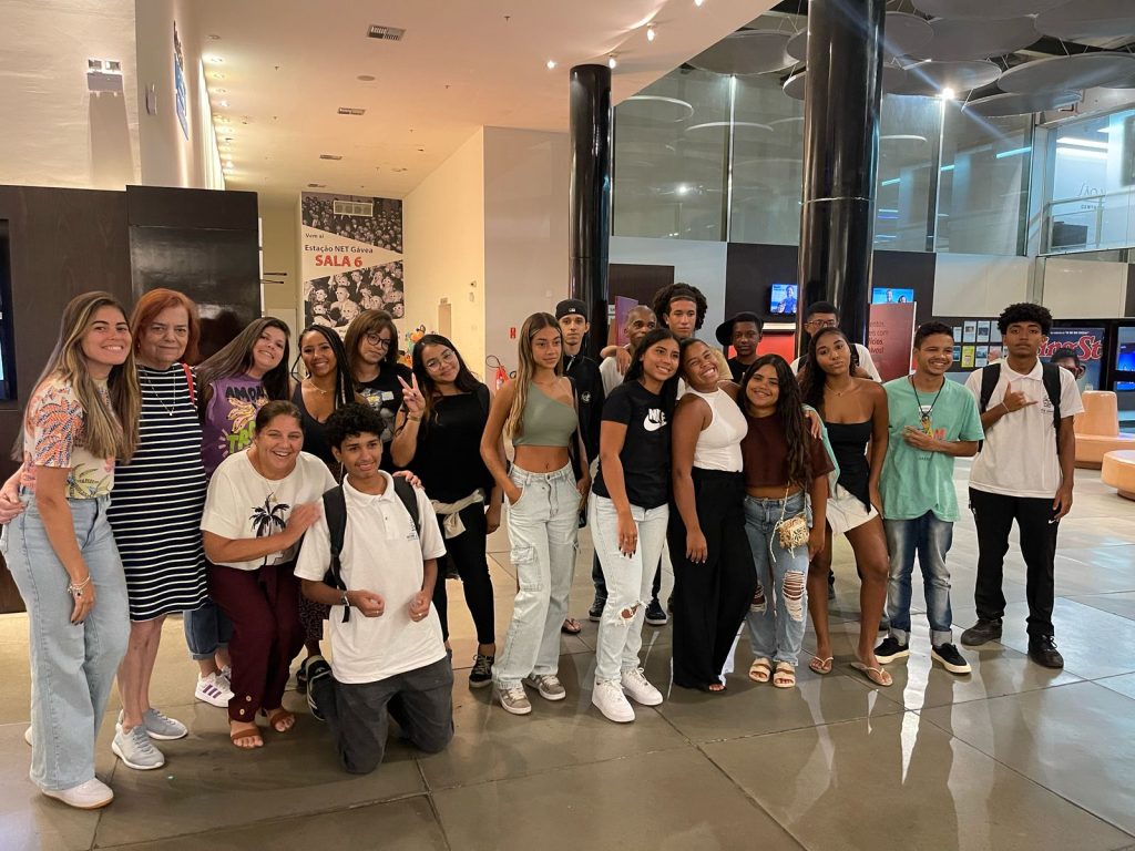 Jovens do NEAM assistem a filme vencedor do Oscar no Estação NET Gávea