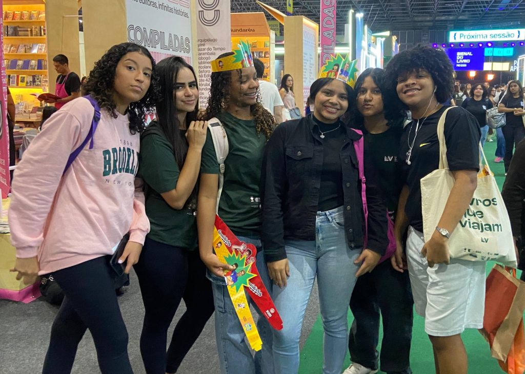 Jovens NEAM participam de visita à Bienal do Livro e vivenciam experiências culturais e literárias